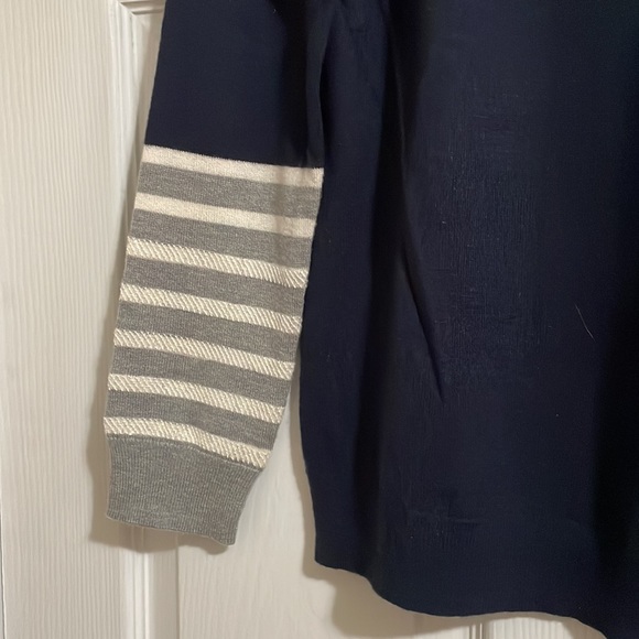Gap Navy Blue V-Neck Sweater with Striped Sequin Wrist Cuffs - NWOT - Picture 4 of 6